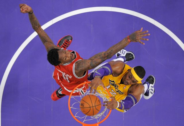 Πέρασαν το Μιλγουόκι οι Λέικερς, νέα καλή εμφάνιση από Κουφό